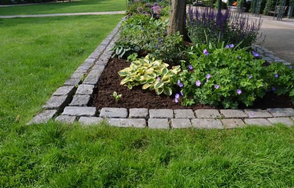 Flower Bed Mulching in Bloomfield Hills